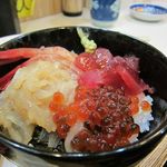 本日の丼（スルメイカ、イクラ、マグロ、甘エビ）