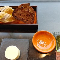 ナベノ-イズム - (2021.5 訪問)パンは2種。バターとオリーブオイルも付きます。
