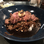 Bistro Hisagi - 牡蛎と牛肉のステーキ乗せ黒いカレー