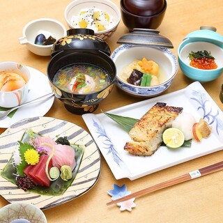 体验伊豆四个季节的限定套餐以及每天更换的各种单点菜肴。