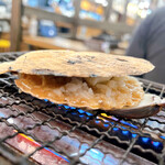 磯丸水産 - ④外した片貝で蓋をしたつもりでなんとなく蒸らす。上に貝のっけたら火を落とします。