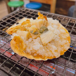 磯丸水産 - ②貝に汁があるうちにごはん投入、飯粒に旨味を吸ってもらいます。7分くらい焼けた身は鋏でカットして戻します。
