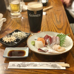 Sakana Koubou Maruman - ・黒ビール ギネス
                        ・お通し(鯛の子、じゃこ)
                        ・刺し盛り(カンパチ、赤身、帆立、サーモン、サヨリ、イカ、シマアジ)