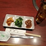 Yakiniku Kankoku Ryouri Madan - 豆腐皮の甘辛煮・ほうれん草の和え物・蓮根　お冷やじゃなくて麦茶なのが嬉しい！