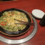 焼肉・韓国料理マダン - 海鮮チヂミ　タレも満タン