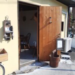 食堂カウ - この日は扉を開けておられました。