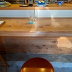 食堂カウ - 日差しが差し込む店内。座った席を帰りに撮影。