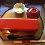 小淵沢 井筒屋 - キャーーー来ました！！！
            
            熟成重箱 ￥4500  肝吸い¥130付きヽ(´o｀
            
            
            変わった玉手箱です。
            
            
            ではいただきましょう。
            
            
            いざ！
            
            
            
            
            