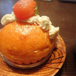 パーラー山と田んぼ - 「ベジトッツォ」にんじんパン系に切れ目。中は生クリームとトマトジャム。表面のミニトマトグラッセににんじん葉？もかわいらしい