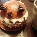 パーラー山と田んぼ - 「マリトッツォ」バンズ系パンにコーヒーうっすら薫るクリーム。オレオとチョコペン、フロスティングでおばけを表現なのがすばらしい。味ももちろん◎◎