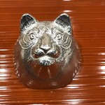 鮨旬美西川 - お猪口の底の虎
