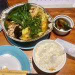 泥鍋麻辣串 - 豚肉とランチョンミート火鍋定食