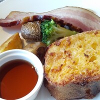 The Grill on 30th - 朝食のフレンチトーストとベーコン