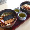 Rikugien Kyuusokujo - きつねうどん(600円)とおぼろうどん(700円)。温かいお茶付き。