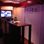 Moko Chucha - 奥の個室。こちらは椅子も準備されていますが立ち飲みでワイワイ♪できます！