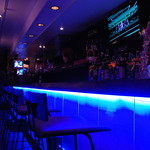 Moko Chucha - 足下を照らすブルーの照明が怪しい雰囲気を醸し出していて、店内の音楽と併せて盛り上がれます！