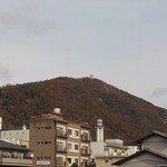 薬彩食房よこひら亭 - 紅葉する対面の山