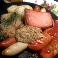 シュタインハウス 銀座店 - ソーセージ盛り合わせ、本場らしい味わいとボリューム