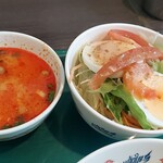 タイ国料理 ゲウチャイ - トムヤムスープとサラダ