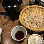 蕎麦小路 さわらび - ③(冷)梅肉のせ とろろ蕎麦、そばつゆ