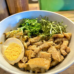 Futatsubo Shokudou - 「 魯肉飯 」   柔らかい豚肉に出汁の染みた厚揚げ､千切りの大葉､刻み海苔､煮卵､キャベツと昆布の和え物も入って優しいお味。ご飯ともよく合ってとっても美味しい！