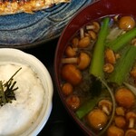 なめこたっぷりのお味噌汁ととろろも嬉しい