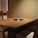 祇をん焼肉 茂 - 内観写真:2階テーブル席