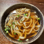 天手古舞 - ランチセットの温うどん、つゆが極上。本枯れ節と塩味が前面に出ている。他店温で甘味を感じてしまう人は一度食べて欲しい。私は蕎麦湯の柚子皮を再利用する意地汚さで堪能。