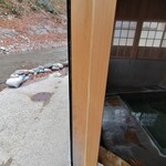 木賊温泉 旅館 井筒屋 - 川よりも低い浴槽