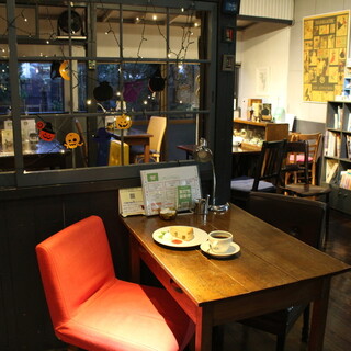 A stylish cafe with a relaxing space full of mood♪