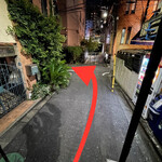 三宅輝 - 階段下りてすぐ左折したら、すぐ左手にあります。