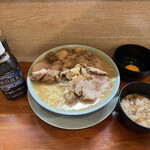 ラーメン富士丸 - 豚増しラーメン、肉カスアブラ、生卵サービス