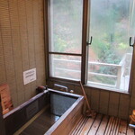 萬国屋 - 源泉かけ流しの檜内風呂