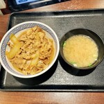 吉野家 - (左)牛丼並盛426円、(右)味噌汁74円