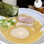 ドッグハウス - 正油ラーメン　¥900
      煮玉子　¥100