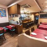 イタリアンバル AMIGO - ゆったりとした居心地の良い店内◎