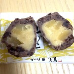 菓子舗　間瀬　本店 - つぶあんの中に黄身あんと刻まれた栗の甘露煮入りです。