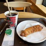 Sutabakku Su Kohi - アイスコーヒーS290円に大人気のあらびきソーセージパイ320円。