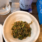 家庭料理居酒屋 よってって - 人参の葉っぱとジャコの炒りもの。苦味がとても心地よい。