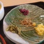 茶えずり - 菜っ葉の漬物、きゅうりの漬物、たくあん、ちりめん山椒？の薬味