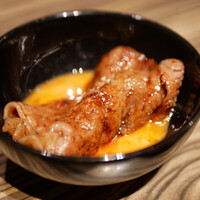 焼肉 ジャンボ はなれ - 野原焼き
                    極上サーロインに埼玉は篠原養鶏場の濃厚な卵黄。
                    ぷるんとした身を卵黄にくぐらせ、上品でエアリーな空気感に圧をかければ甘さと旨みが圧縮されて、目を閉じて美味しさに浸ります。