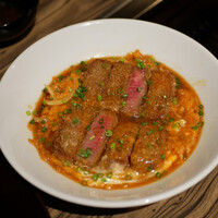 焼肉 ジャンボ はなれ - 贅沢にもヒレ肉のカツを卵で綴じたカツ煮