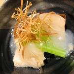 162266262 - 沖縄ロイヤルポークです。ローストした小蕪と小松菜添え。焦がし葱の香りが合う