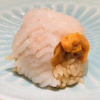 鮨まつもと - 剣先烏賊の馬糞ウニ包み。薬味は塩と酢橘