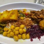 Ryu Cafe&Curry - バスマティライスにはチキンやパリップ(豆)・・パプリカサラダ・インゲン・オニオンフライ等がトッピングされてます。  
