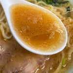 寿々喜家 - 水玉模様状に分離した鶏油が煌めくスープ