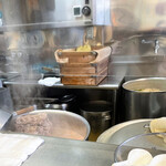寿々喜家 - 大型寸胴と(株)酒井製麺さんの銘が入った麺箱