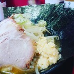 とんこつラーメンいしい - ワンポイント。ニンニク。合うねー