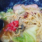 とんこつラーメンいしい - ガーリックチップ、おろしニンニク、豆板醤、紅生姜、ラーメン胡椒。