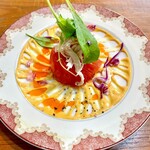 カフェ ブルーピース - 前菜。 
      トマトと蒸し鶏の冷製。パプリカの特製ソース。